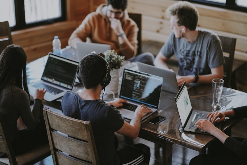 Il team creativo che progetta i video promozionali