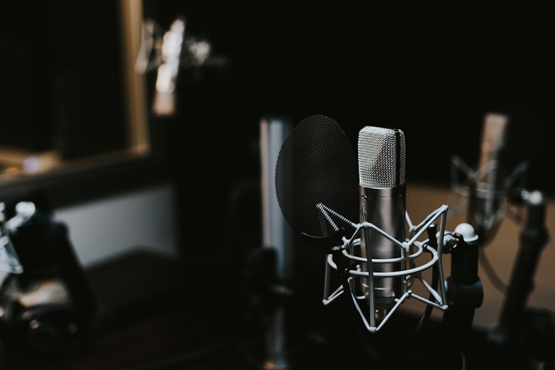 Pulsantiera e microfono in studio di registrazione acustico